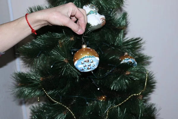 Ένα Γυναικείο Χέρι Στολίζει Χριστουγεννιάτικο Δέντρο Χριστουγεννιάτικα Και Πρωτοχρονιάτικα Παιχνίδια — Φωτογραφία Αρχείου