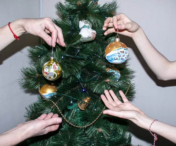 Ένα Γυναικείο Χέρι Στολίζει Χριστουγεννιάτικο Δέντρο Χριστουγεννιάτικα Και Πρωτοχρονιάτικα Παιχνίδια — Φωτογραφία Αρχείου