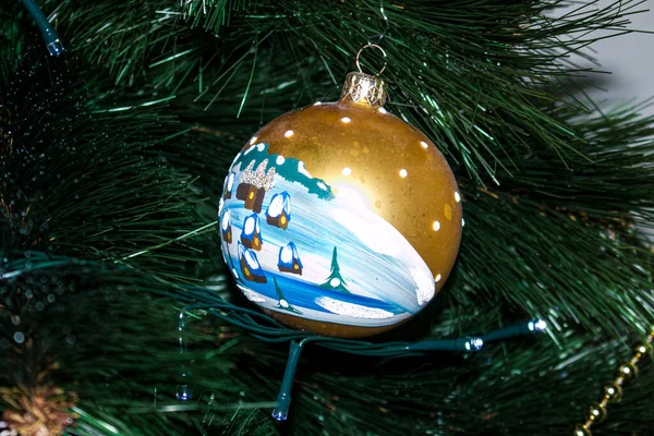 Παιχνίδι Της Πρωτοχρονιάς Στο Δέντρο Μπάλα Στολίδι Χειμώνα Ένα Τεχνητό — Φωτογραφία Αρχείου