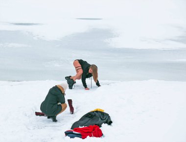 Dnepropetrovsk, Ukrayna - 12.30.2021: Dnieper Nehri 'nin karlı kıyısında bir aile albümü için LGBT ailesi fotoğraf çekimi yapıyor.