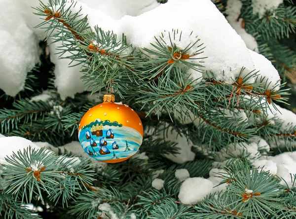 Christmas Ball Hanging Snow Covered Branch Christmas Tree Festive Background — Zdjęcie stockowe