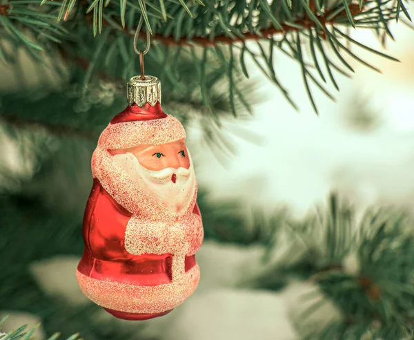 Χριστουγεννιάτικο Παιχνίδι Άγιος Βασίλης Κρέμεται Ένα Χιονισμένο Κλαδί Ενός Χριστουγεννιάτικου — Φωτογραφία Αρχείου