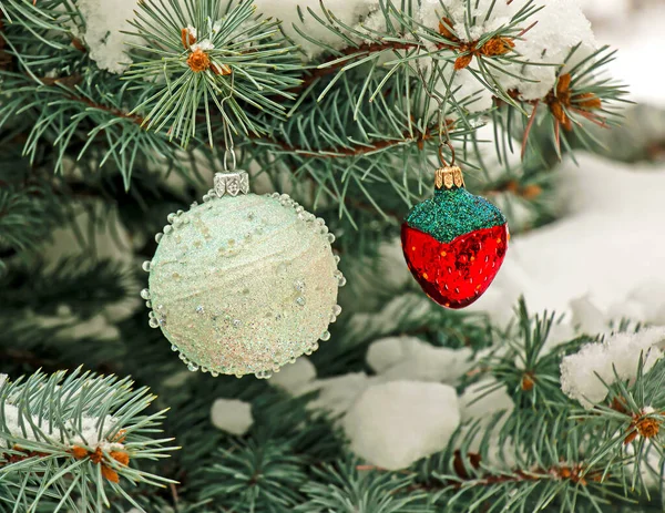 Χριστουγεννιάτικα Στολίδια Λευκή Μπάλα Και Φράουλες Κρέμονται Ένα Χιονισμένο Κλαδί — Φωτογραφία Αρχείου