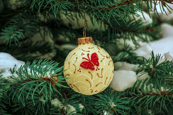 Χριστουγεννιάτικη Μπάλα Κρέμεται Ένα Χιονισμένο Κλαδί Ενός Χριστουγεννιάτικου Δέντρου Ένα — Φωτογραφία Αρχείου