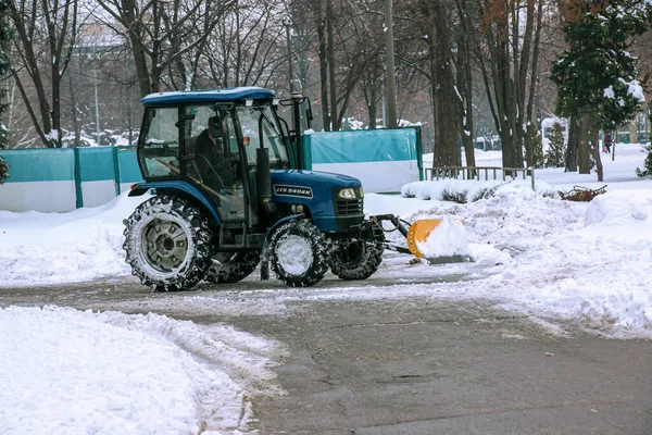 Dnepropetrovsk Ukraine 2021 Blue Tractor Cleans City Streets Roads Heavy — Stock Photo, Image