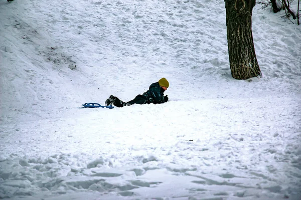 Dnepropetrovsk Ukraine 2021 Little Boy Sledding Slide Winter Boy Falls — стоковое фото