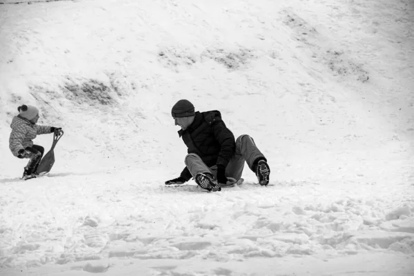 Dnepropetrovsk Ukraine 2021 Little Girl Dad Ride Sled Slide Winter — Stock Photo, Image