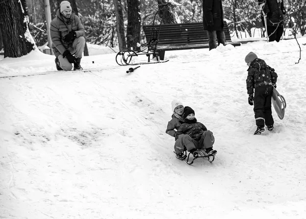 Dnepropetrovsk Ukraine 2021 Children Adults Ride Sleds Hill Winter Outdoor — стокове фото