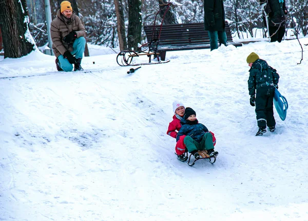 Dnepropetrovsk Ukraine 2021 Children Adults Ride Sleds Hill Winter Outdoor — Stock Photo, Image