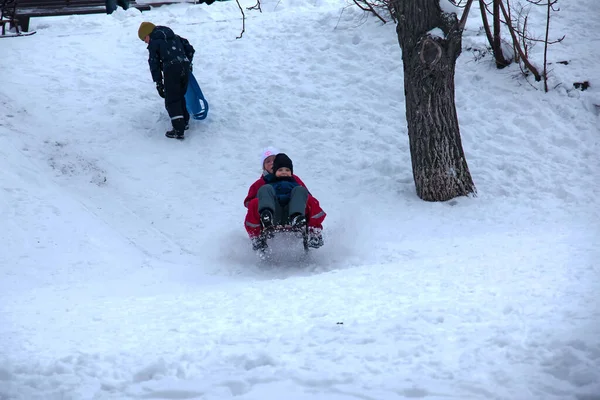 Dnepropetrovsk Ukraine 2021 Children Ride Sled Slide Winter Outdoor Play — Stock Photo, Image