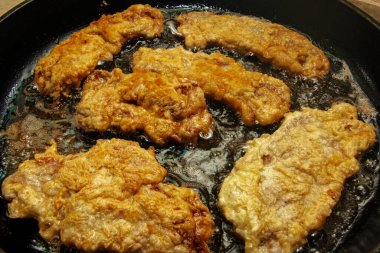 Fırında tavada sığır pirzolası. Etli pirzola hazırlama süreci.