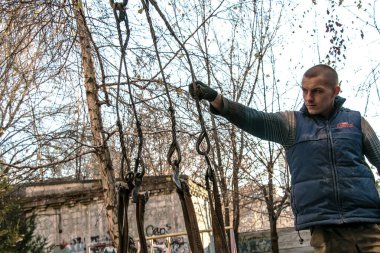 Dnepropetrovsk, Ukrayna - 11.24.2021: Beş katlı bir binanın yenilenmesi için kum torbaları yükleme.