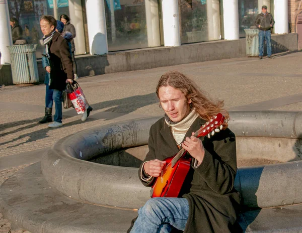 ウクライナのドニプロペトロフスク 2021 若い男性ギタリストは街の通りに座って マンドリンを再生します — ストック写真