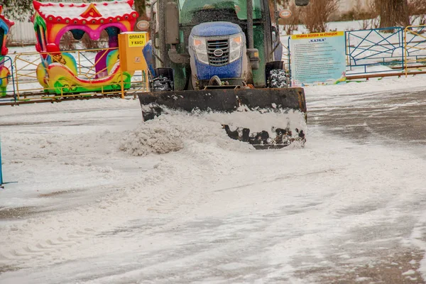 Dnipropetrovsk Ukraine 2022 Worker Tractor Removes Snow City Park — Stock Photo, Image