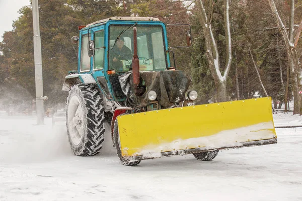 Dnipropetrovsk Ukraine 2022 Worker Tractor Removes Snow City Park — Stock Photo, Image