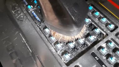 Dnepropetrovsk, Ukrayna - 24.01.2022: Çöp konsepti. Mekanik klavyeyi çamurdan temizliyorum. Anahtarların altındaki toz ve kir..