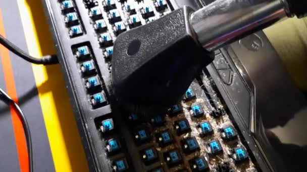 Dnepropetrowsk Ukraine 2022 Müllkonzept Reinigung Einer Mechanischen Tastatur Von Schmutz — Stockvideo