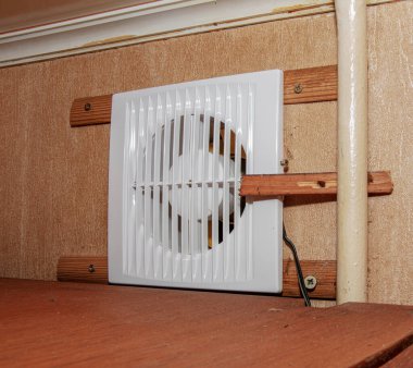 Temizlik ve yıkamadan sonra mutfak egzoz vantilatörü işyerine kurulur.