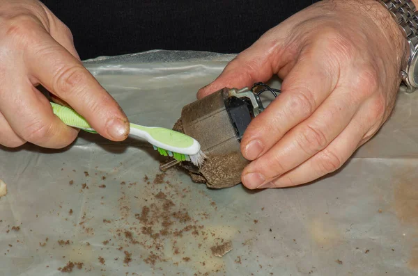 Limpando Uma Cozinha Muito Suja Exaustor Sujeira Com Uma Escova — Fotografia de Stock