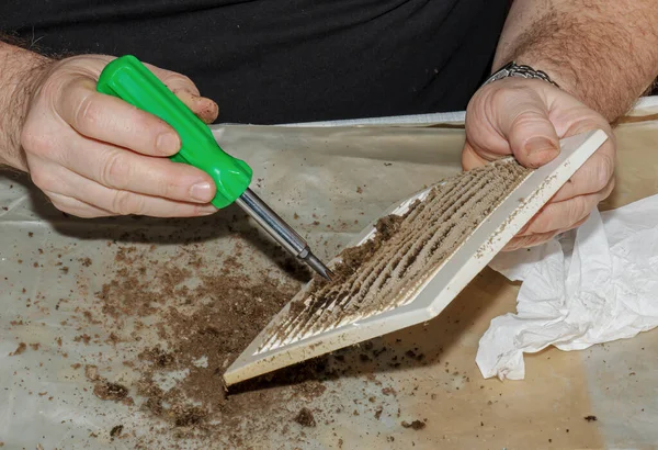Limpando Uma Cozinha Muito Suja Exaustor Sujeira Com Uma Escova — Fotografia de Stock