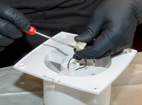 Çamaşır yıkadıktan sonra egzoz vantilatörünü monte etme işlemi..