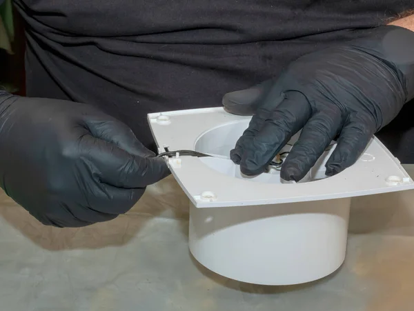 Proces Montażu Wentylatora Kuchennego Umyciu Mężczyzna Pracuje Śrubokrętem Ręku — Zdjęcie stockowe
