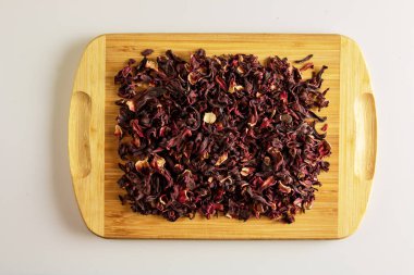 Kurutulmuş nar çiçeklerinden yapılan çay. Bağışıklığı arttırır. Tahtadaki güzel kokulu çayın arka planı.