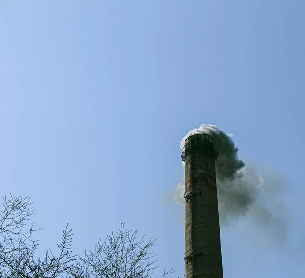 Fumaça Chaminé Uma Planta Química Contra Céu Azul Problema Poluição — Fotografia de Stock