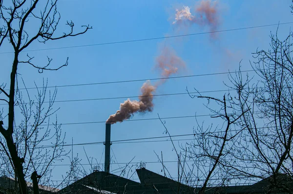 Fumaça Chaminé Uma Planta Química Contra Céu Azul Problema Poluição — Fotografia de Stock