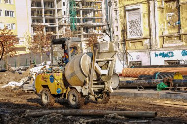 Dnepropetrovsk, Ukrayna - 11.22.2021: İnşaat alanında mobil beton karıştırıcı.
