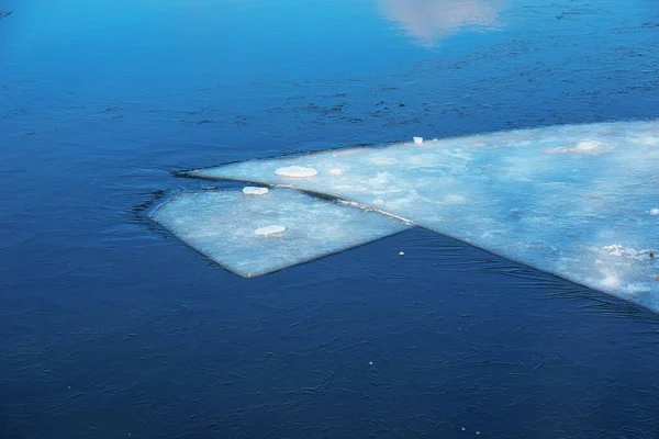 Baharda Donmuş Suyun Üzerindeki Buz Kalıplarıyla Kış Doğası Suda Sürüklenen — Stok fotoğraf