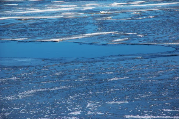 Baharda Donmuş Suyun Üzerindeki Buz Kalıplarıyla Kış Doğası Suda Sürüklenen — Stok fotoğraf