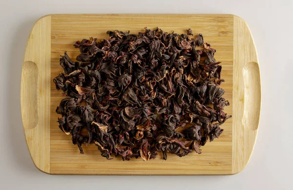 Kurutulmuş nar çiçeklerinden yapılan çay. Bağışıklığı arttırır. Tahtadaki güzel kokulu çayın arka planı.