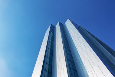 Mavi Modern Ofis Binası 'na bakıyorum. Cam ve metalden yapılmış bina.