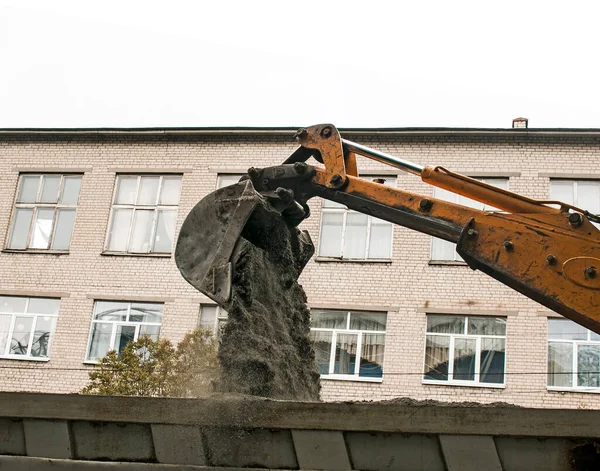 Roboty Drogowe Ulicy Wiadro Koparki Zbiera Stary Chodnik Ładuje Wywrotki — Zdjęcie stockowe