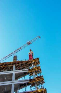 Dnepropetrovsk, Ukrayna - 02.15.2022: İnşaat işleri, binaların inşası için takviye. İşçiler somut bir yapı oluşturuyorlar.