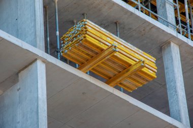 Dnepropetrovsk, Ukrayna - 02.15.2022: İnşaat işleri, binaların inşası için takviye. İşçiler somut bir yapı oluşturuyorlar.