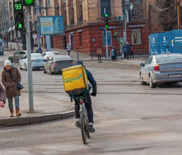 Днепропетровск Украина 2022 Курьер Службы Доставки Термальной Сумкой Велосипеде Едет — стоковое фото