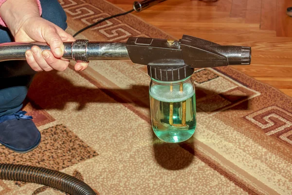 用真空吸尘器用滤水器清洗地毯的过程 用于形成清洁泡沫组件的真空吸尘器喷嘴 — 图库照片