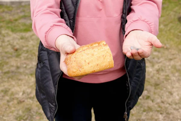 Ekmek Için Son Para Orta Yaşlı Bir Kadının Elinde Ekmek — Stok fotoğraf