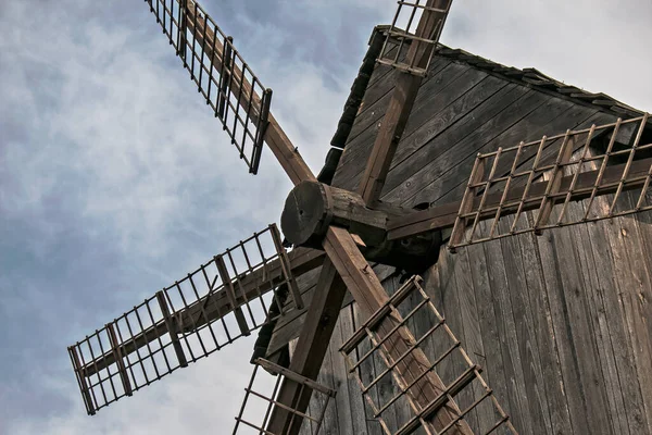 Ahşap eski değirmen. Ortaçağ değirmeni. Tahta bina.