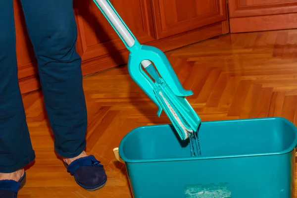 Σφουγγάρισε Πάτωμα Μια Γυναίκα Ετοιμάζει Μια Σφουγγαρίστρα Έννοια Καθαριότητας — Φωτογραφία Αρχείου