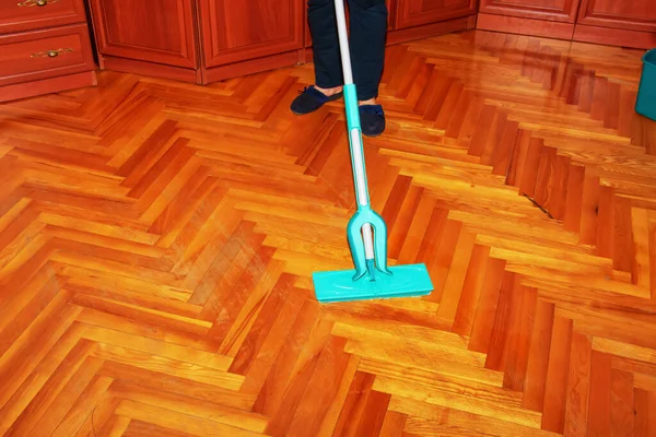 把你的木地板擦干净 一个女人用拖把用一种特殊的溶液洗净餐团 家政概念 — 图库照片