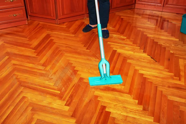 Limpia Piso Madera Una Mujer Lava Parquet Con Una Fregona — Foto de Stock