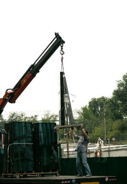 Dnepropetrovsk, Ukrayna - 07.30. 2021: özel bir makineye cam bloklar yükleme.