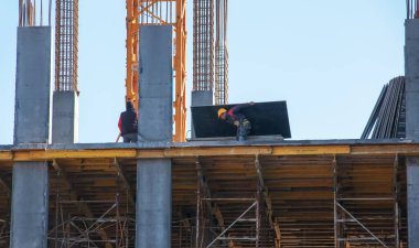 Dnepropetrovsk, Ukrayna - 02.23.2022: Bir işçi, konut binasının modern metal-beton yapısı için çalışma hazırlıyor.