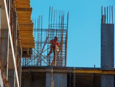 Dnepropetrovsk, Ukrayna - 02.23.2022: Bir işçi, konut binasının modern metal-beton yapısı için çalışma hazırlıyor.