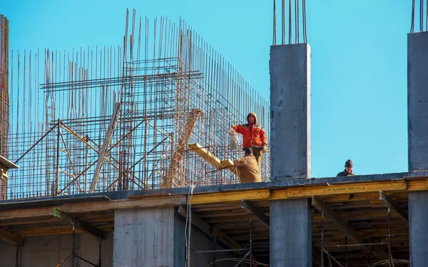 Dnepropetrovsk, Ukrayna - 02.23.2022: Bir işçi, konut binasının modern metal-beton yapısı için çalışma hazırlıyor.