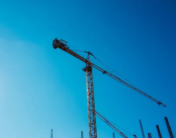 Hochbaukran Mit Langem Gelben Ausleger Gegen Den Blauen Himmel — Stockfoto