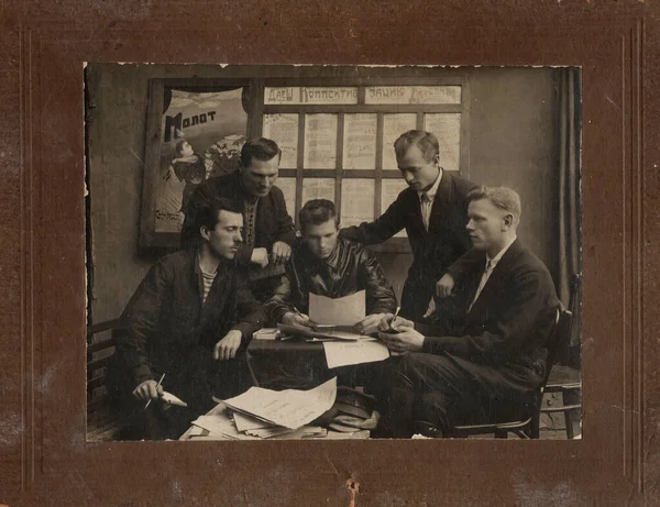 Woronesch Sowjetunion 1929 Junge Männliche Zeitungsredakteure Diskutieren Einen Artikel Einer — Stockfoto